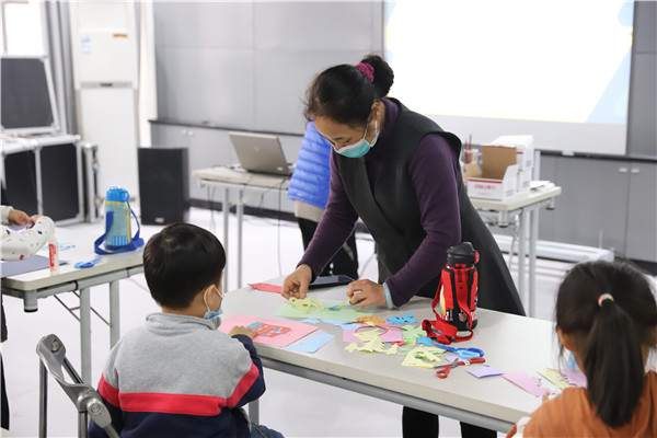 图一 老师指导剪纸.jpg