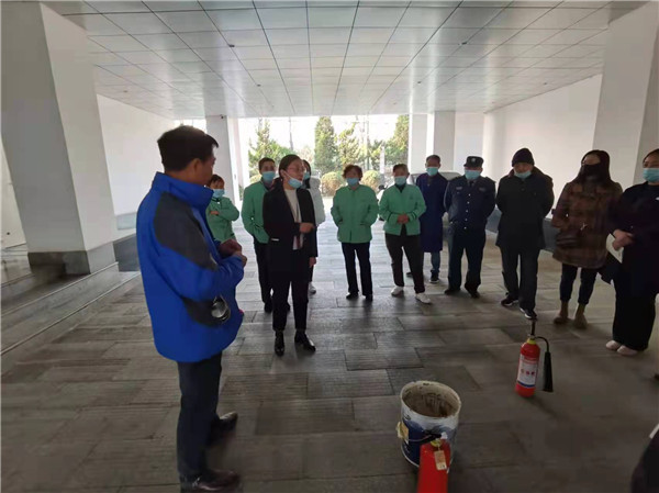 图二 培训老师演示如何正确使用灭火器.jpg