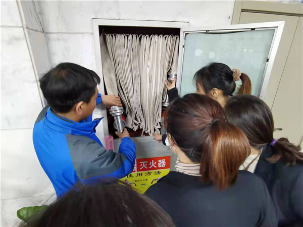 图三 培训馆员正确使用消防栓.jpg