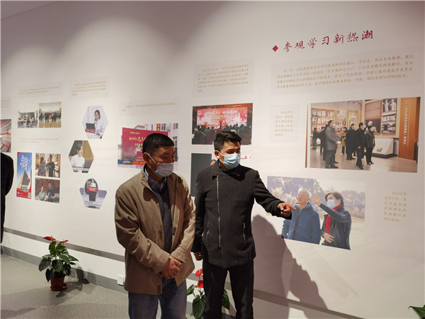 图一 观看《永远做忠诚的人民服务员——习近平总书记考察渡江战役纪念馆一周年》.jpg