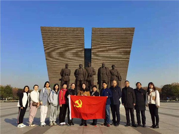 图二 党员们在渡江战役纪念馆合影.jpg