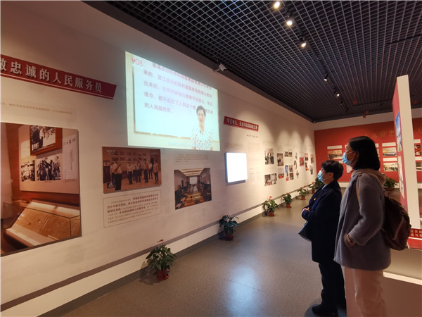 图三 党员们认真观看展览.jpg