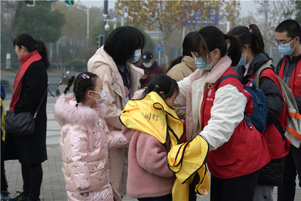 图一志愿者为小读者服务.jpg