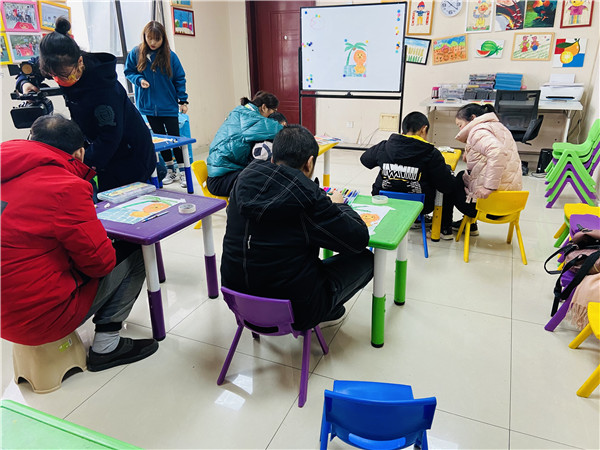 图四 特殊儿童们认真地画画.jpg