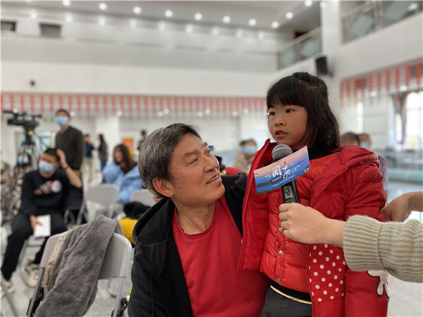 图三 朗诵团员向嘉宾提问.jpg