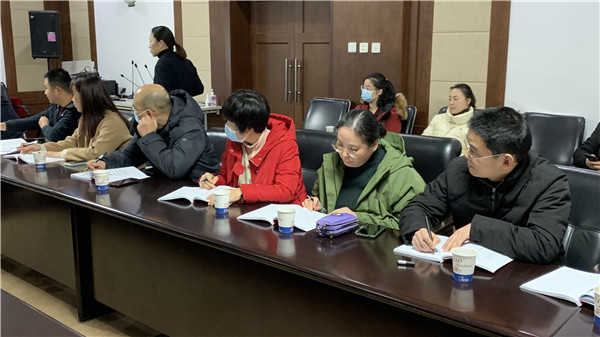 图三党员干部认真做笔记.jpg