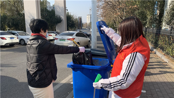 图一党员干部捡拾垃圾.jpg