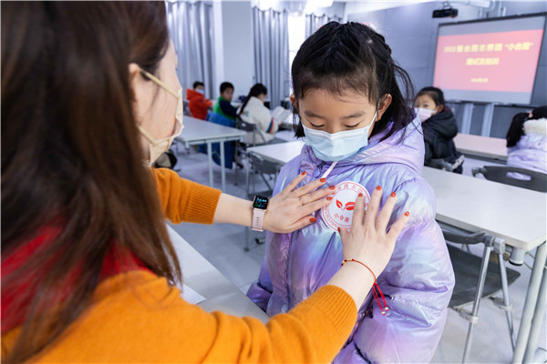 图二志愿者为小读者贴上“小合苗”胸贴.jpg