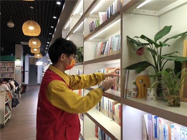图三志愿者整理书架.jpg
