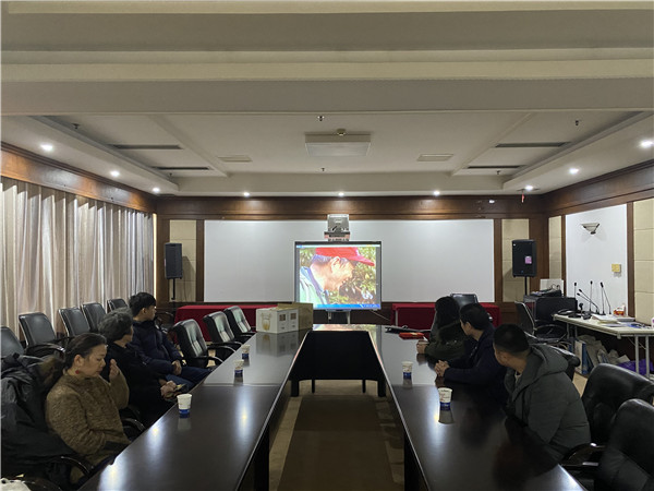 图二 观看刘先平先生生前接受中央电视台采访的视频.jpg