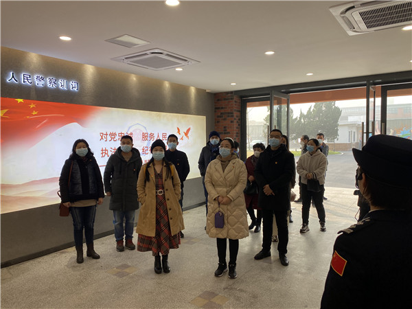图二 聆听讲解员讲解.jpg