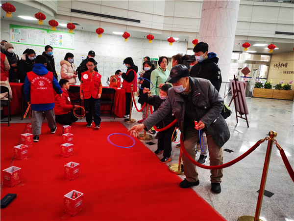 图二读者参与套圈猜灯谜活动.jpg