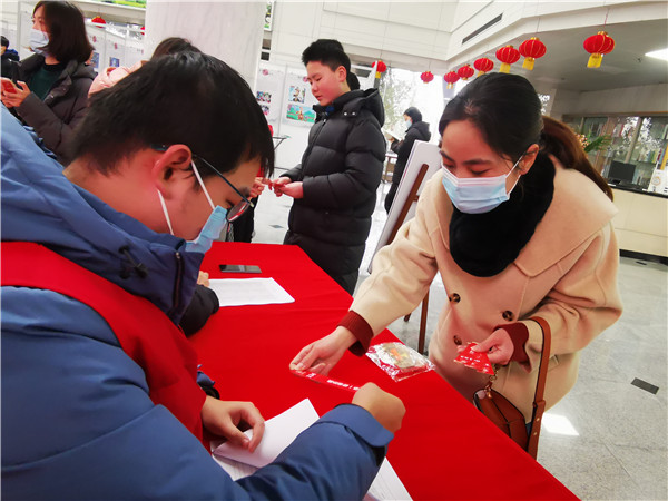 图四志愿者检查灯谜.jpg