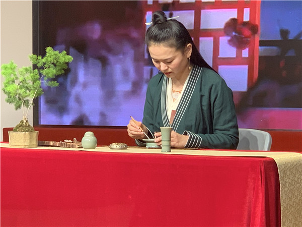 图二 老师现场示范打篆香.jpg