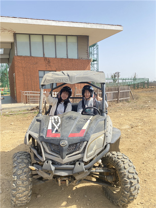 图一 女职工体验竞速越野车 .jpg