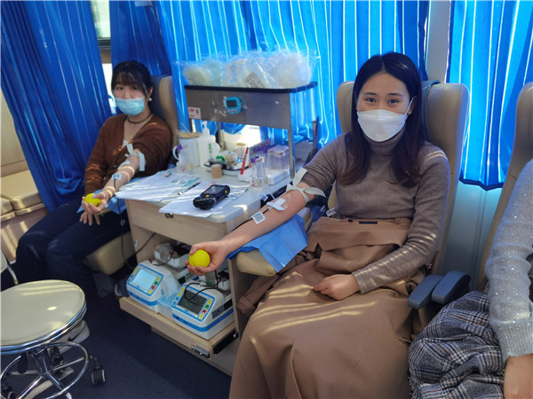 图一 市图书馆女职工献血.jpg
