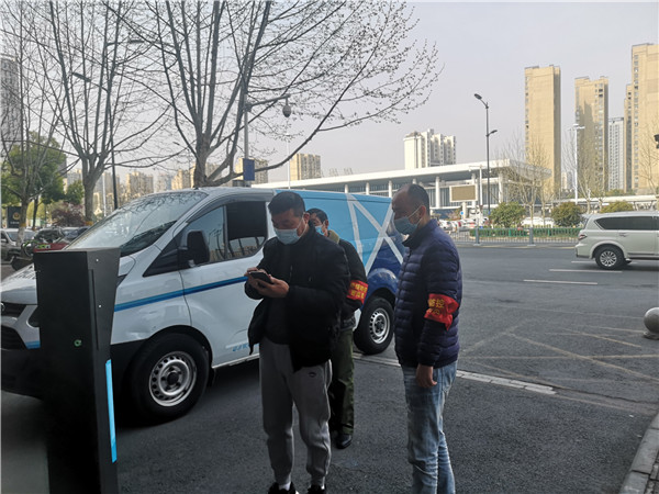 图二 党员李翔协助社区做好疫情防控工作.jpg