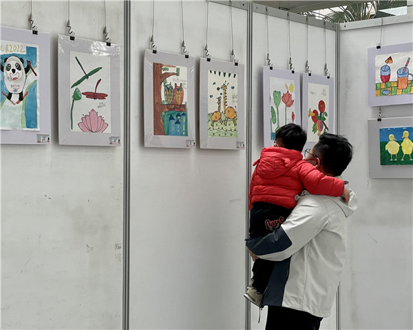 图二读者观展.jpg
