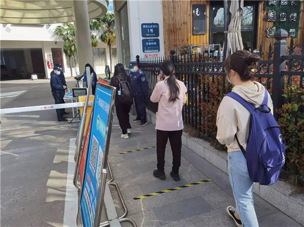 图三 读者扫“两码”进馆.jpg