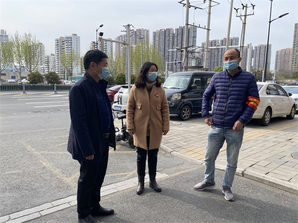 图一 馆领导慰问下沉社区的市图书馆职工.jpg