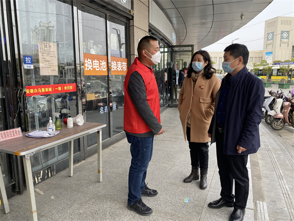 图二 馆领导慰问下沉社区的市图书馆职工.jpg