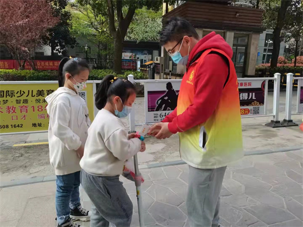 图一 李亮在阿奎利亚社区给居民测体温.jpg