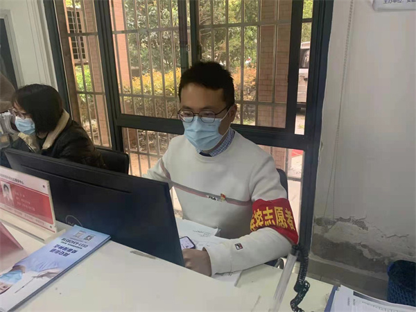 图二 邱竹青在包河区同安街道朱岗社区值守.jpg