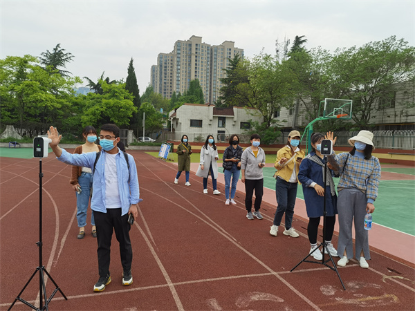 图一 参与人员现场测温.jpg