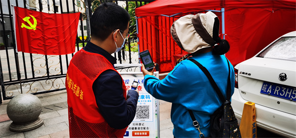 图二 梅国栋同志在核验两码.jpg