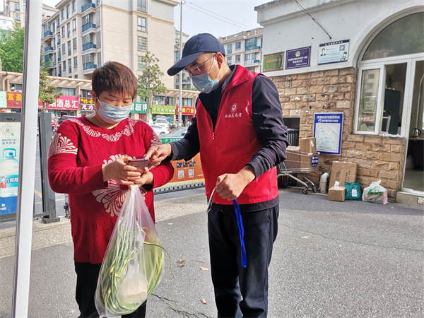 图四 郑博同志帮助居民使用健康码.jpg