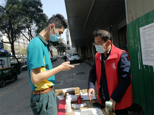 图五 季汝昌同志在烈日下坚守.jpg
