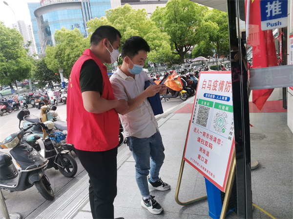 图六 薛帅同志在核验两码.jpg