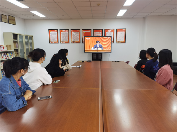 图二 全馆青年认真收看庆祝中国共产主义青年团成立100周年大会直播.jpg
