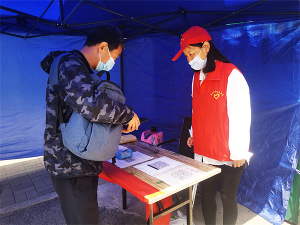 图一 李志慧同志引导居民扫“二码”.jpg