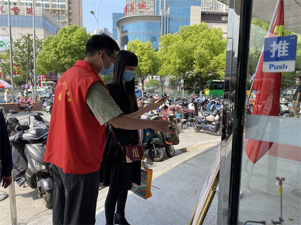 图三 孙振琳同志协助社区做好疫情防控工作.jpg