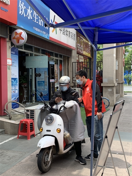 图二  殷涛涛同志在火车站社区白马商城一期值守.jpg