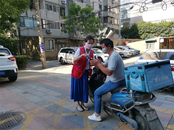 图一 徐提荣在值守点.jpg