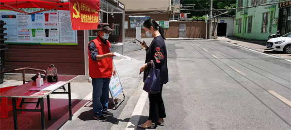 图二 李俊正引导居民扫二码.jpg