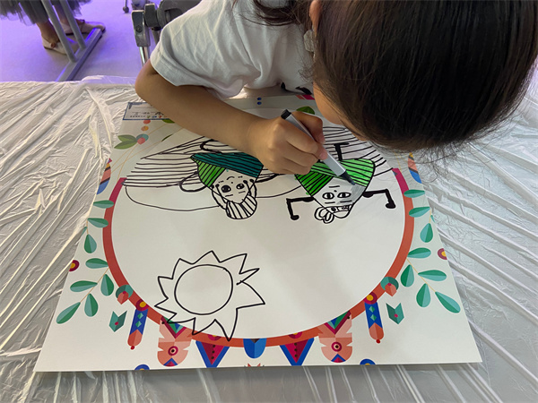 图一 孩子们用画笔画出创意粽子.jpg