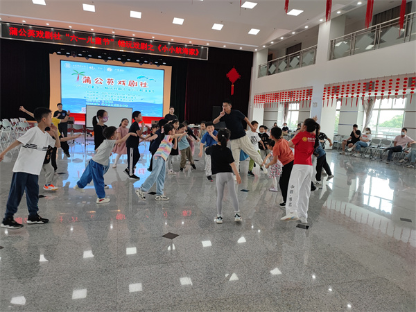 图二 孩子们在老师的带领下排练戏剧.jpg