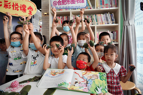 图四 小读者合影留念.jpg