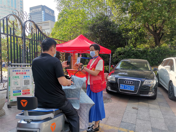 图二 徐提荣同志在值守点值守.jpg