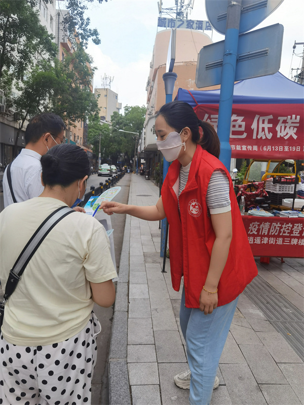 图二 王晴文同志在值守点.jpg