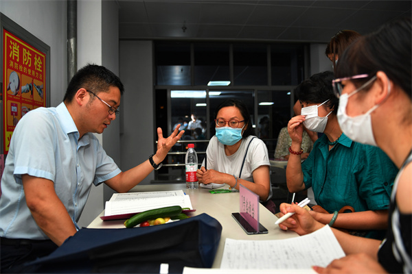 图三 学生和家长与专家一对一商谈.jpg