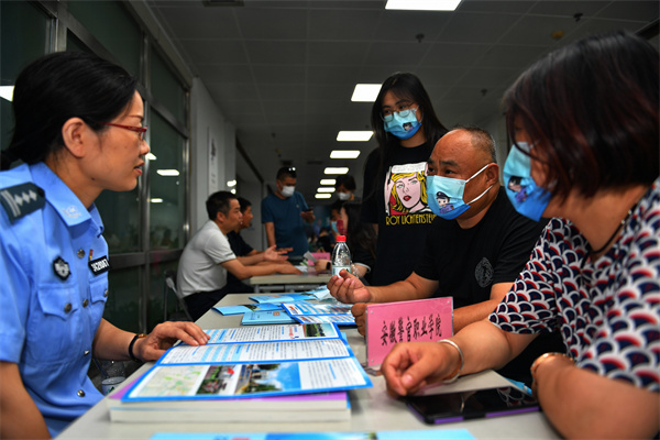 图四 高校招生办老师直接与学生、家长沟通.jpg