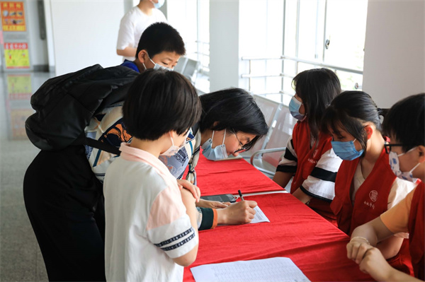 图一 合图志愿团微讲座签到现场.jpg