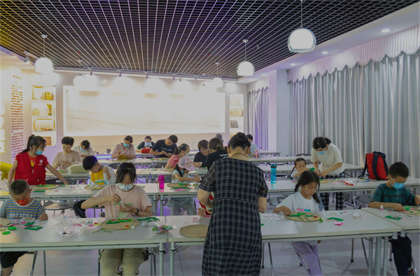 图三 小读者们认真制作夏至挂饰.png