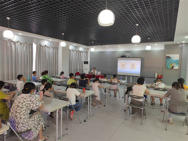 图一 老师给小读者讲解汉字的故事.jpg