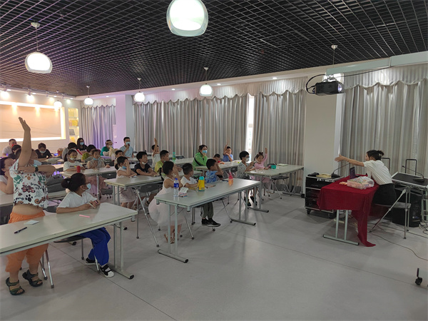 图三 猜字谜游戏互动，小读者积极举手回答问题.jpg