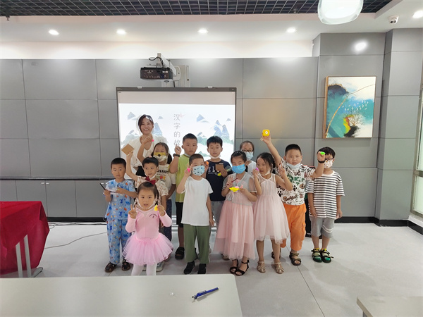 图四 活动结束小读者和老师开心的合影.jpg